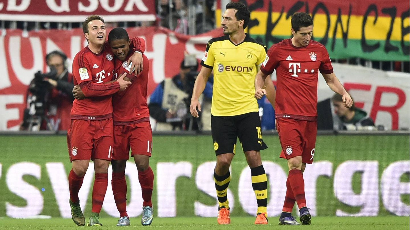 Schon ein Jahr vor der Weltmeisterschaft war Götze zum FC Bayern gewechselt. Trainer Pep Guardiola will ihn eigentlich nicht haben, dennoch erzielt Götze in seiner ersten Saison für die Bayern 15 Saisontore und spielt gut. Aber nach dem WM-Triumph steigen die Erwartungen ins Unermessliche, gleichzeitig setzt Guardiola ihn weniger ein und der Aufruhr in den Medien ist jedesmal gewaltig, wenn der WM-Held nicht spielt. Unser Bild zeigt den Torjubel im Spiel gegen Borussia Dortmund 2015.