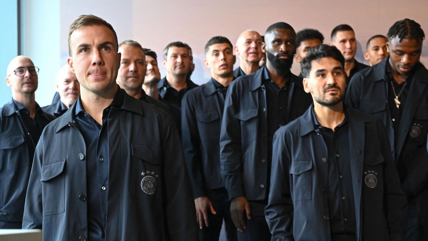 Jetzt, mit 30 Jahren, ist Götze wieder Nationalspieler. Hier ist er mit den Teamkollegen auf dem Mannschaftsfoto am Frankfurter Flughafen zu sehen, bevor das Team nach Oman fliegt. Am Mittwoch findet das Testspiel gegen den Oman statt. Es ist gut möglich, dass Götze das erste Mal nach fünf Jahren wieder das Trikot der DFB-Elf überstreift. Welche Rolle er in der Nationalelf übernimmt, ist offen. Da wird Flick noch ein wenig knobeln müssen.