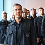 Jetzt, mit 30 Jahren, ist Götze wieder Nationalspieler. Hier ist er mit den Teamkollegen auf dem Mannschaftsfoto am Frankfurter Flughafen zu sehen, bevor das Team nach Oman fliegt. Am Mittwoch findet das Testspiel gegen den Oman statt. Es ist gut möglich, dass Götze das erste Mal nach fünf Jahren wieder das Trikot der DFB-Elf überstreift. Welche Rolle er in der Nationalelf übernimmt, ist offen. Da wird Flick noch ein wenig knobeln müssen.