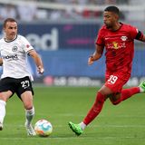 Nach zwei Jahren kehrt Götze in die Bundesliga zurück – zu Eintracht Frankfurt. Beim Europa-League-Sieger spielt er im offensiven Mittelfeld und ist ein Grund dafür, dass Frankfurt in der Bundesliga nach mäßigem Beginn oben mitspielt und das Champions-League-Achtelfinale erreicht.