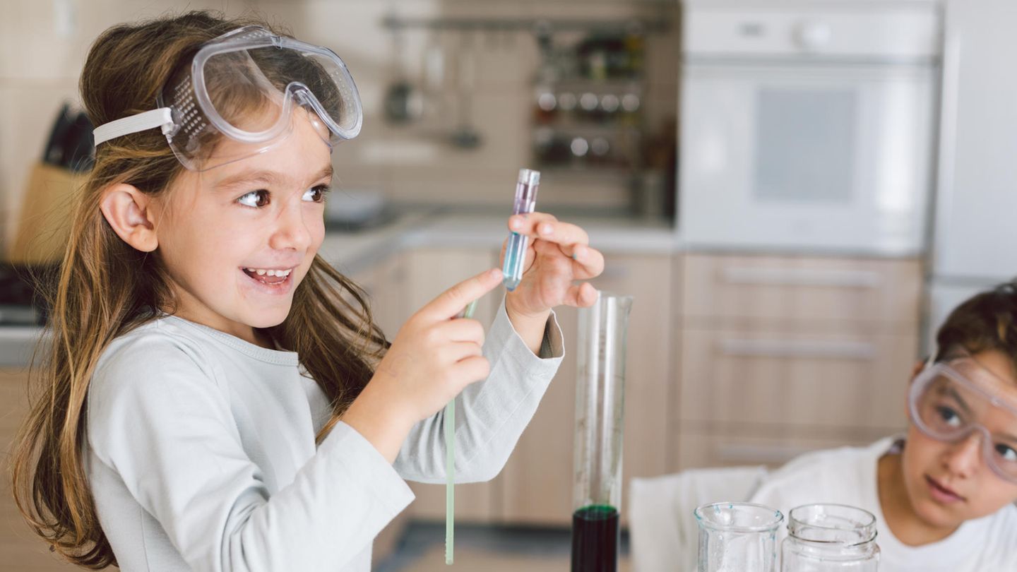 Ein Mädchen und ein Junge führen eine Experiment durch Ein Mädchen und ein Junge führen eine Experiment durch