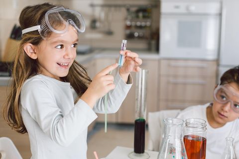 Ein Mädchen und ein Junge führen eine Experiment durch