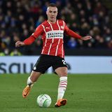 2020 macht ein Engagement in Dortmund keinen Sinn mehr, im System von Trainer Lucie Favre spielt Götze keine Rolle. Er tritt die Flucht in die niederländische Eredivisie zum PSV Eindhoven an. Der Wechsel ist entscheidend für das Comeback des mittlerweile 28-Jährigen. Das niederländische Team wird von Roger Schmidt trainiert, er und sein Fitnessteam bringen Götze wieder in Form. Zudem hat Götze unter Schmidt einen Stammplatz, er spielt regelmäßig. Lohn ist der Pokalgewinn 2022. 