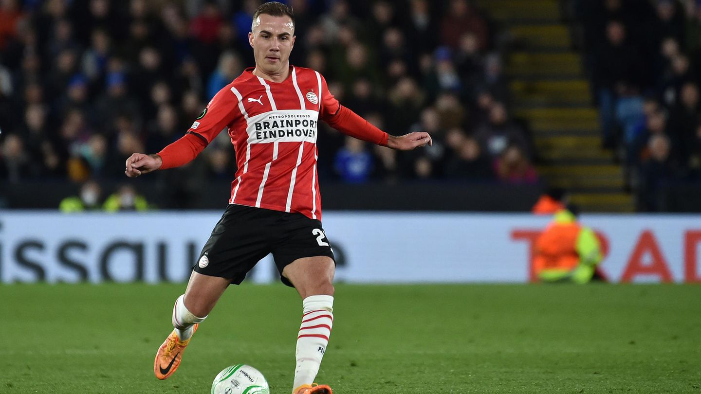 2020 macht ein Engagement in Dortmund keinen Sinn mehr, im System von Trainer Lucie Favre spielt Götze keine Rolle. Er tritt die Flucht in die niederländische Eredivisie zum PSV Eindhoven an. Der Wechsel ist entscheidend für das Comeback des mittlerweile 28-Jährigen. Das niederländische Team wird von Roger Schmidt trainiert, er und sein Fitnessteam bringen Götze wieder in Form. Zudem hat Götze unter Schmidt einen Stammplatz, er spielt regelmäßig. Lohn ist der Pokalgewinn 2022. 