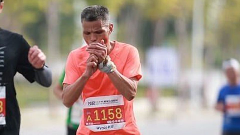 Er raucht und läuft und raucht und läuft – Onkel Chen absolviert den Marathon in einer beeindruckenden Zeit Onkel Chen zündet sich eine Zigarette beim laufen an