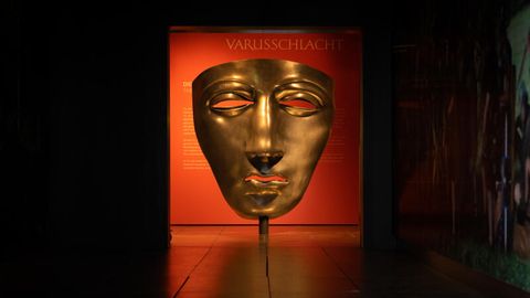 Varusschlacht: Eine überdimensionale Maske eine römischen Legionärs