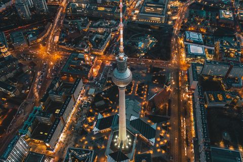 Berliner Fernsehturm bei Nacht