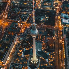 Berliner Fernsehturm bei Nacht