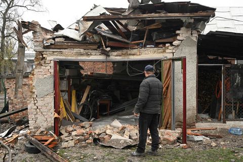 Ein Mann betrachtet sein beschädigtes Haus nach einem Raketenangriff
