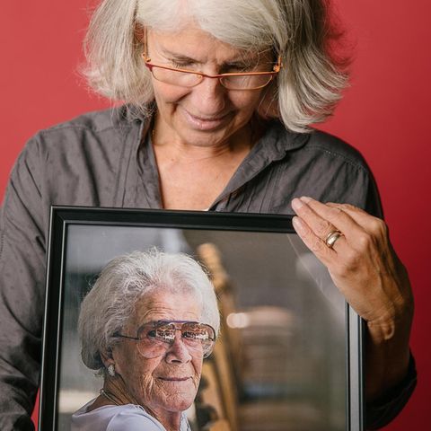 Andrea Barie mit einem Bild ihrer Mutter