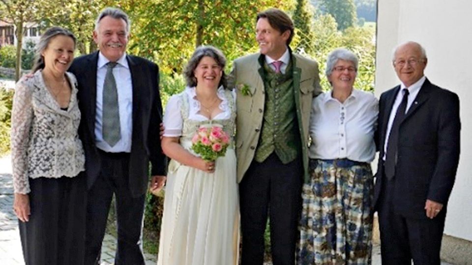 Vera Schneevoigt (M.) bei ihrer Hochzeit im Jahr 2011 mit Ehemann, Eltern und Schwiegereltern