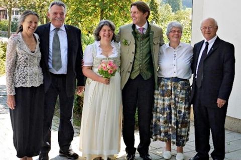Vera Schneevoigt (M.) bei ihrer Hochzeit im Jahr 2011 mit Ehemann, Eltern und Schwiegereltern