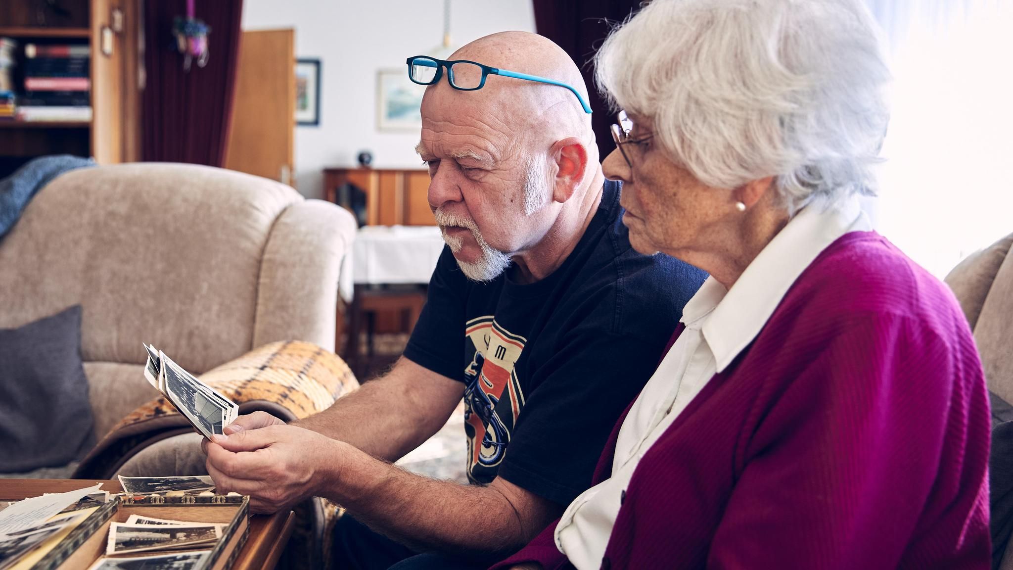 Pflege der Eltern: Bernd Gieseking schaut sich mit seiner Mutter Ilse alte Fotos an