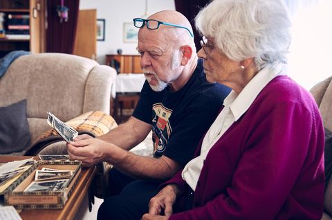 Pflege der Eltern: Bernd Gieseking schaut sich mit seiner Mutter Ilse alte Fotos an