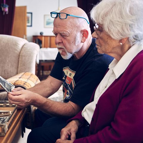 Pflege der Eltern: Bernd Gieseking schaut sich mit seiner Mutter Ilse alte Fotos an