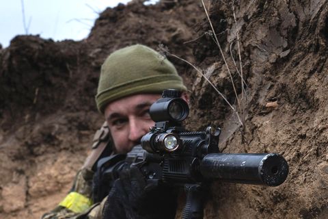 Russland-Ukraine-Krieg: Soldat im Schützengraben kämpft für die ukrainische Armee