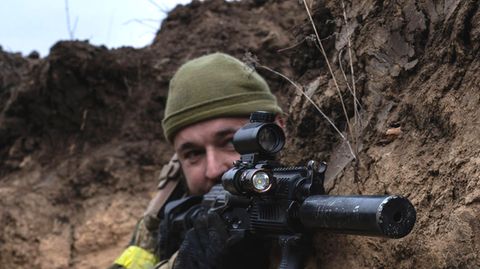 Russland-Ukraine-Krieg: Soldat im Schützengraben kämpft für die ukrainische Armee