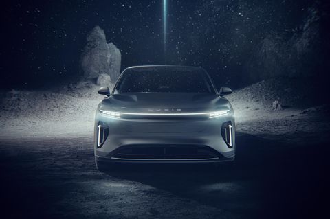 Das Elektro-SUV Lucid Gravity in Frontansicht
