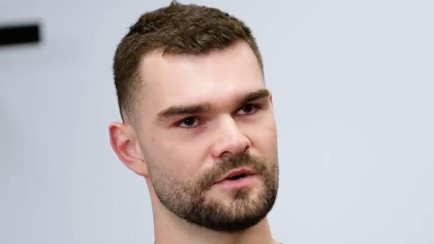 Der australische Basketball-Profi Issac Humphries während seines Coming-outs vor seiner Mannschaft von Melbourne United