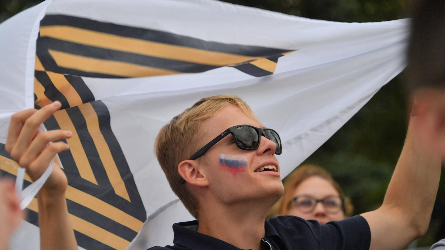 Ein Demonstrant hält eine Flagge mit Z-Symbol in Moskau