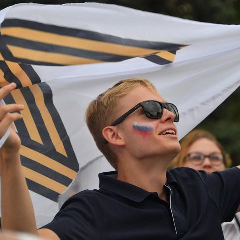 Ein Demonstrant hält eine Flagge mit Z-Symbol in Moskau