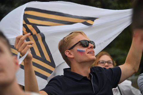 Ein Demonstrant hält eine Flagge mit Z-Symbol in Moskau