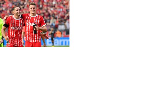 Die Freiburger Christian Günter (l.) & Matthias Ginter feiern nach dem Spiel