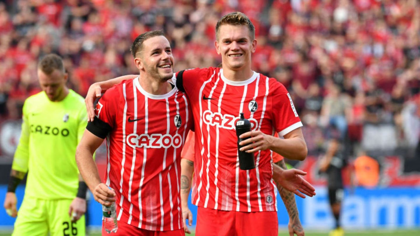 Die Freiburger Christian Günter (l.) & Matthias Ginter feiern nach dem Spiel