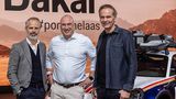 Die Männer hinter dem Porsche 911 Dakar: Frank Moser, Leiter 
der Baureihen 911 und 718 (links) sowie Porsche- und VW-
Konzernch