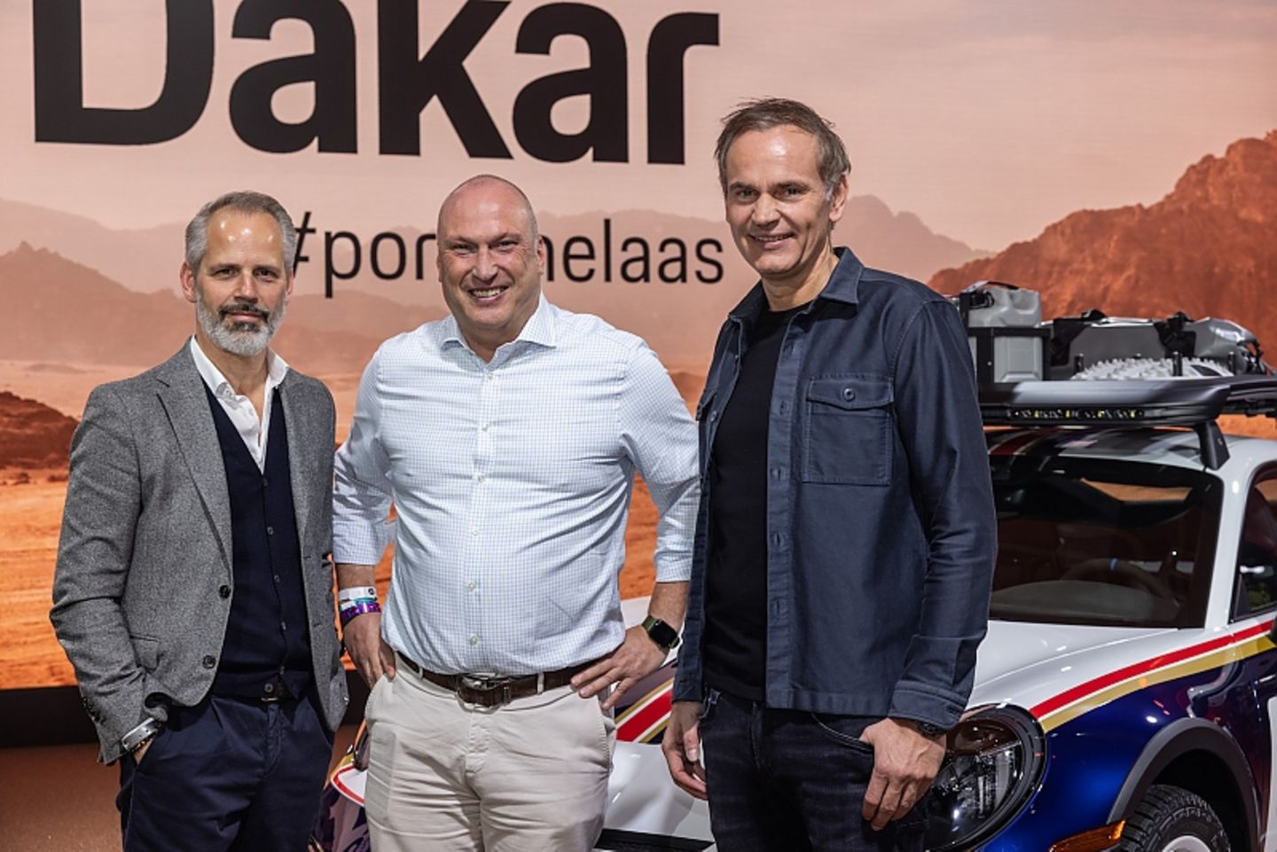 Die Männer hinter dem Porsche 911 Dakar: Frank Moser, Leiter
der Baureihen 911 und 718 (links) sowie Porsche- und VW-
Konzernchef Oliver Blume (rechts) Die Männer hinter dem Porsche 911 Dakar: Frank Moser, Leiter
der Baureihen 911 und 718 (links) sowie Porsche- und VW-
Konzernch