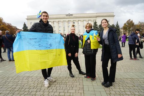 Junge Ukrainer mit blau-gelber Flagge auf dem Freiheitsplatz