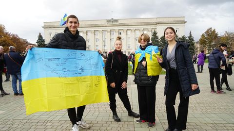 Junge Ukrainer mit blau-gelber Flagge auf dem Freiheitsplatz