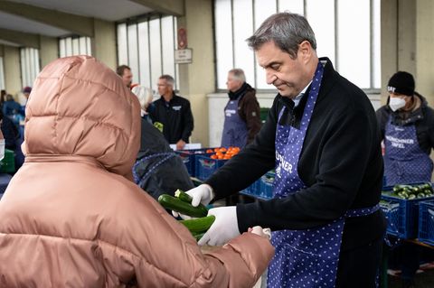 Markus Söder bei seinem Besuch der Tafel München