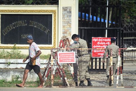 Gefängniswärter vor dem Gefängnis in Yangon