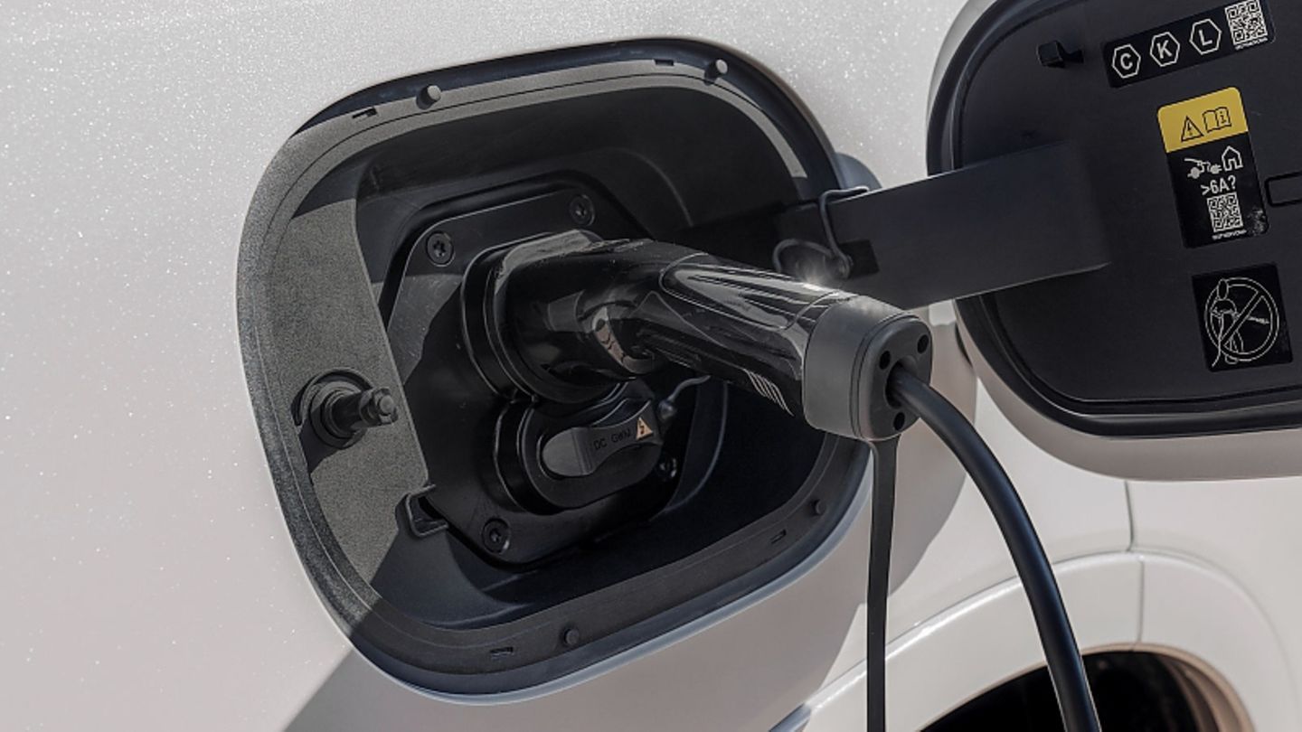 Der WEY Coffee 01 ist für eine rein elektrische Reichweite von 146 Kilometer gut