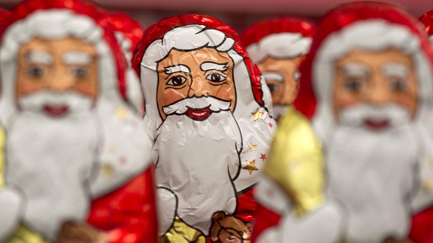 Eine Reihe Schokoweihnachtsmänner. Sie wurden im Öko-test unter die Lupe genommen.