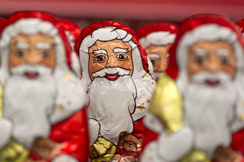 Eine Reihe Schokoweihnachtsmänner. Sie wurden im Öko-test unter die Lupe genommen.