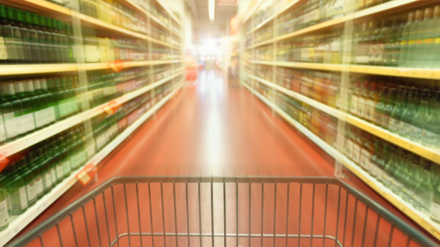 Symbolbild zu Warenrückruf: Einkaufswagen im Supermarkt