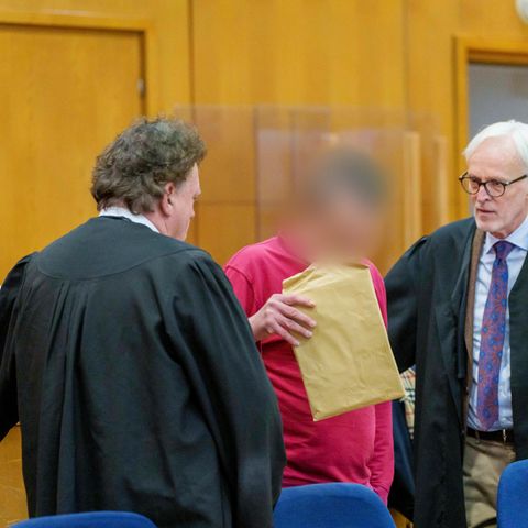 Der Angeklagte steht zwischen seinen Anwälten