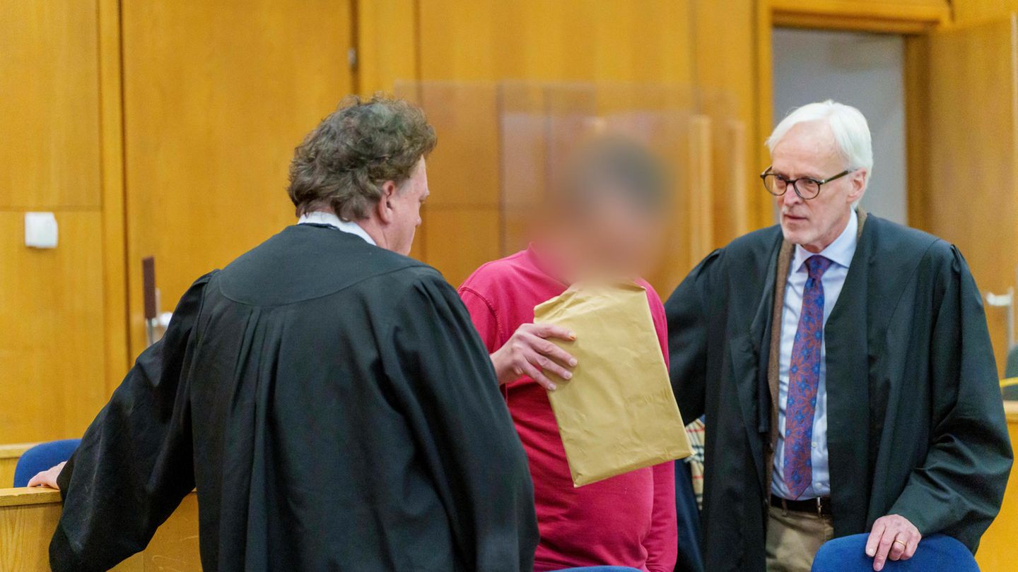 Der Angeklagte steht zwischen seinen Anwälten