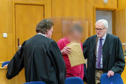 Der Angeklagte steht zwischen seinen Anwälten