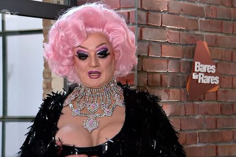Die Travestiekünstlerin Trude Trash möchte bei "Bares für Rares" Grafiken verkaufen - und arbeitet beim Verkauf mit allen Tricks
