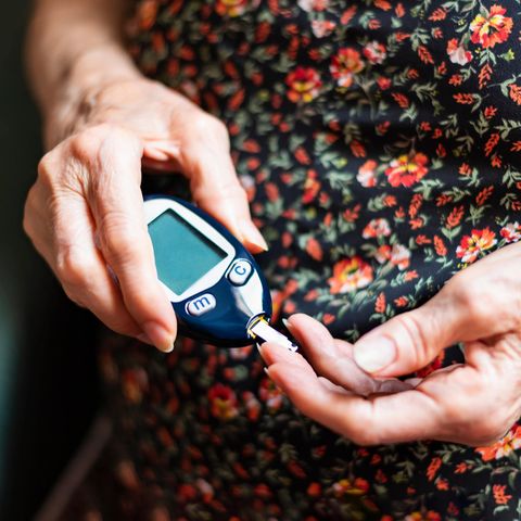 Eine Frau misst ihren Blutzuckerwert