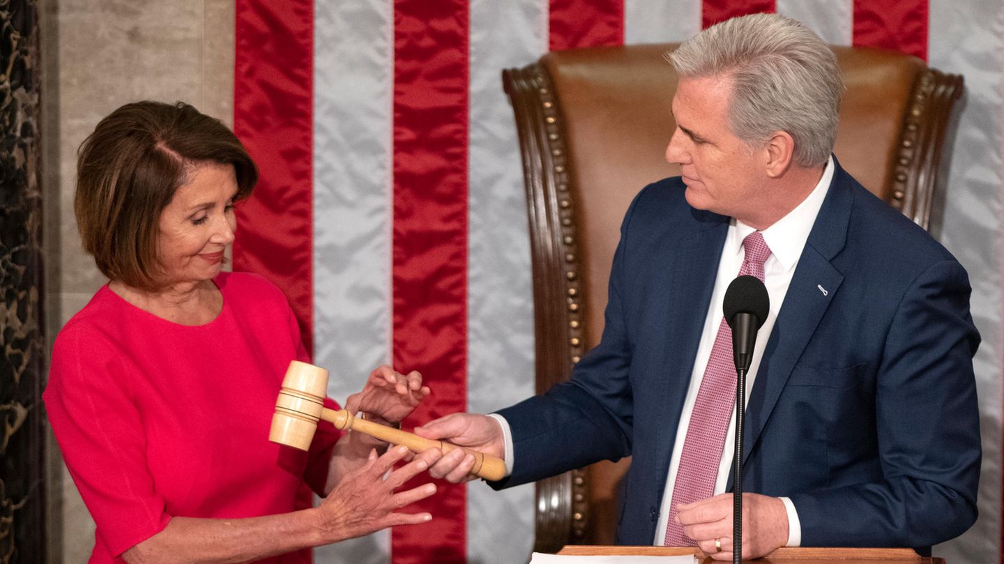 Kevin McCarthy (rechts) und Nancy Pelosi (links)