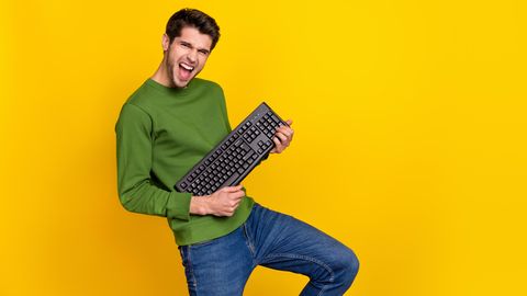Black Week bei Media Markt und Saturn: Ein Mann hält eine Tastatur wie eine Gitarre in der Hand