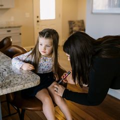 Mädchen mit Diabetes Typ 1 bekommt eine Insulin Spritze