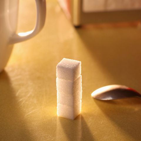 Zuckerwürfel auf einem Tisch im Sonnenlicht