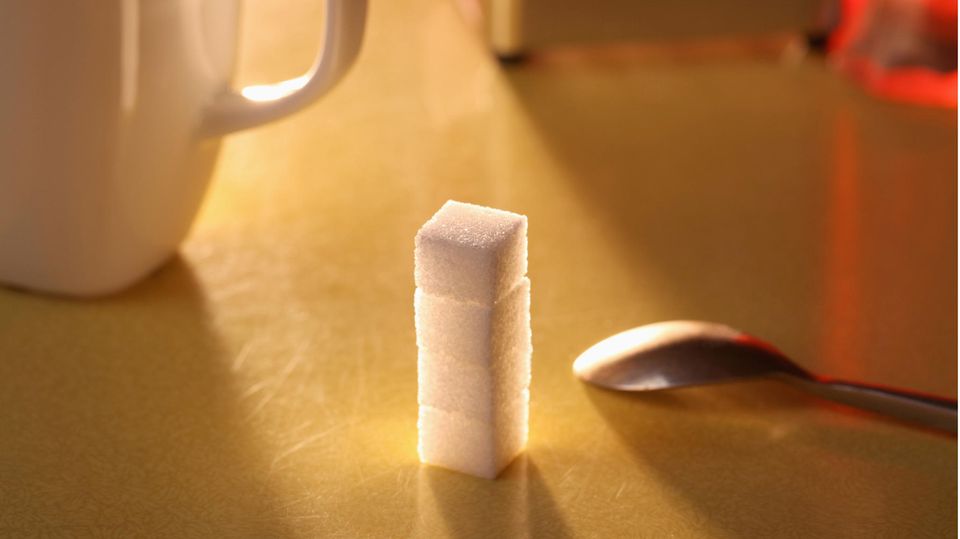 Zuckerwürfel auf einem Tisch im Sonnenlicht