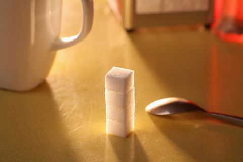 Zuckerwürfel auf einem Tisch im Sonnenlicht