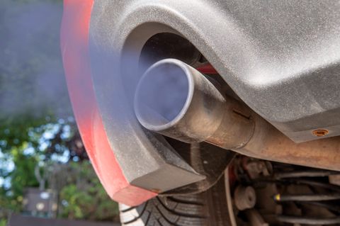 Abgase strömen aus einem Auspuff heraus. Beim Dieselgate wurden Dieselfahrzeuge manipuliert.